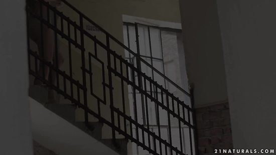 Утро Стефани начинается с чашки кофе и страстного анального секса