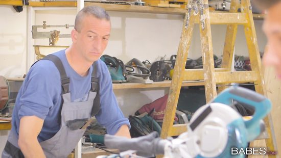 Парень столяр не устоял перед своей девушкой и трахнул ее в попку в мастерской