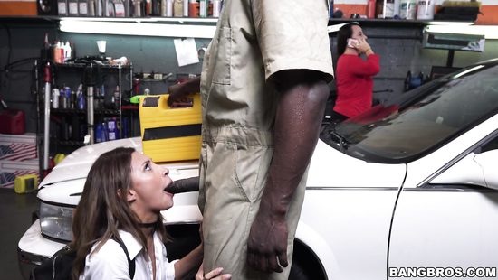 Шаловливая студентка в гараже соблазнила негра с большим членом