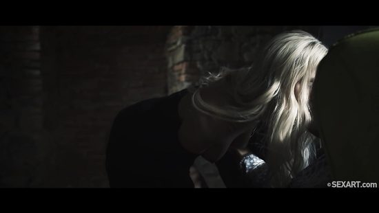 Красивое занятие любовью блондинки и художника в старинном замке