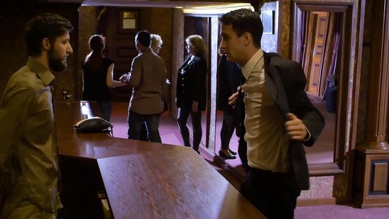 Зашел в гримерку актрисы и трахнул ее горячие дырочки членом