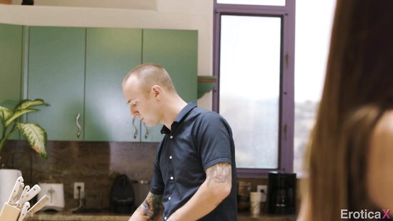 Девушки подружки на кухне дарят парню незабываемые удовольствия