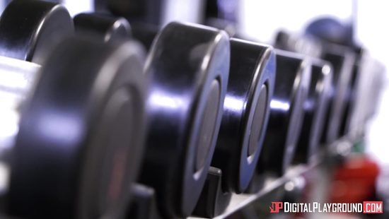 Две лесбиянки в спортивном зале оттрахали  щелочки и насладились сексом