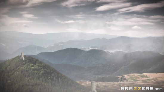 Принцесса воин в шатре занимается бурным сексом с настоящим мужчиной