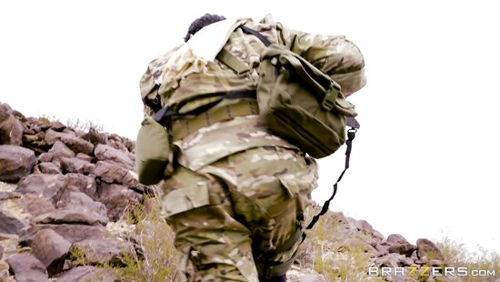 Два снайпера трахаются в пустыне. Классная пародия на известную игру.