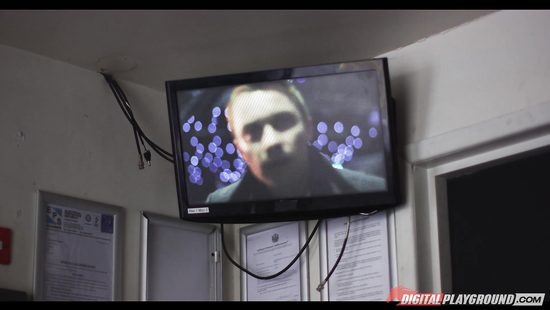 Шерлок Холмс трахает рыженькую танцовщицу прямо в клубе