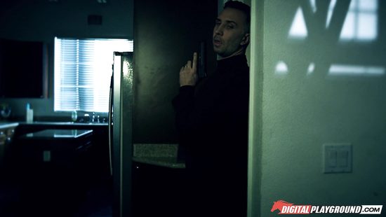 Проникший в дом вор жестко трахает грудастую хозяйку в разных позах