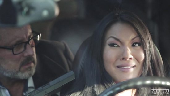 Пародия на фильм о шпионах где лысый мачо и его подружка трахаются