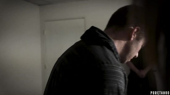 Два мента наказали подозреваемую в комнате для допросов