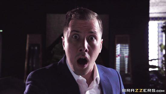 Знойная официантка в кафе напросилась на жесткий трах с посетителем