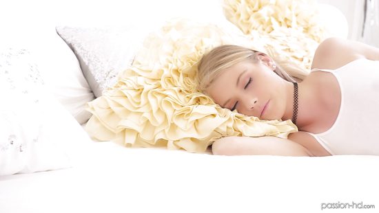 Молоденькая блондинка занимается сексом с горячим любовником и его членом