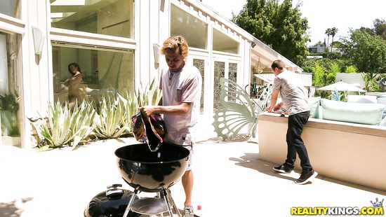 Друг семьи жарит чужую жену, пока муж жарит мясо
