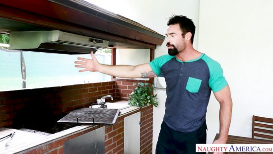 Молодая блондинка попросила соседа починить вытяжку и затащила его в спальню