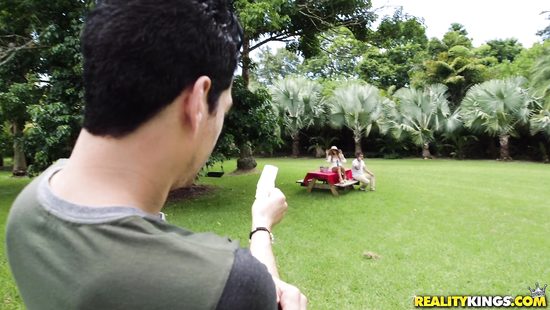 Сосед пригласил зрелую блондинку в гости и отодрал ее на диване