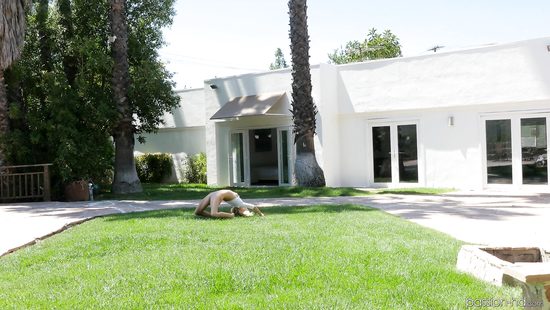 Миниатюрная соседка забрела в чужой дом и отдалась хозяину