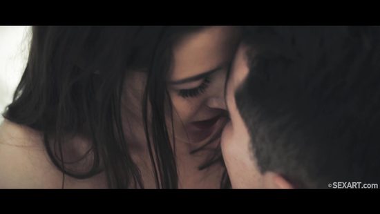 Сексуальная подружка наслаждается классическими ласками в постели