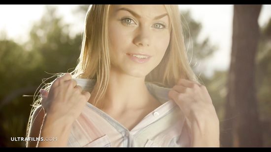 Красивая эротика от блондинки со стройными ногами на свежем воздухе