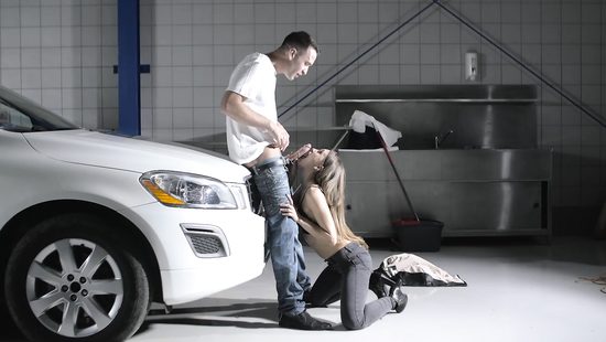 Поймал угонщицу и наказал в гараже и на заднем сиденье авто