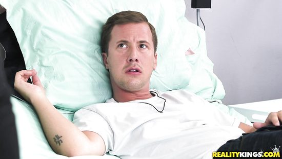 Грудастая жена оседлала член мужа и прыгает на нем до полного удовлетворения