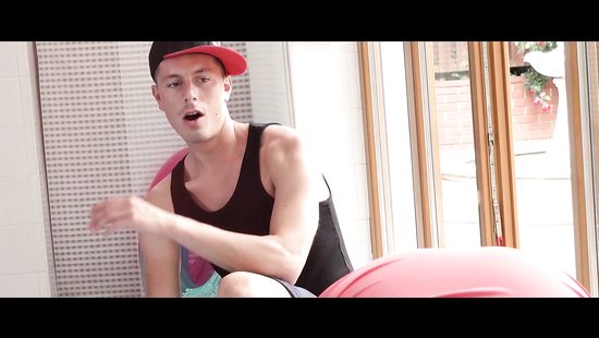 Зрелый мужик трахает киски молодых студенток и заливает их спермой