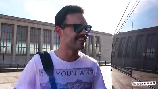 Девушка с белокурыми волосами в машине с парнем занимается сексом