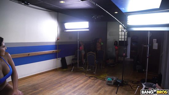 Парень снимает секс с латинкой от первого лица в тренажерном зале