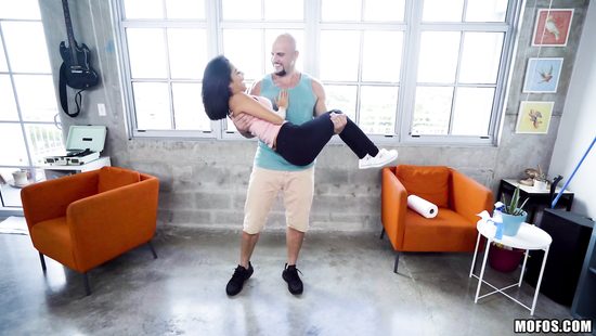 Лысый парень толстым членом трахает брюнетку и кончает на лицо