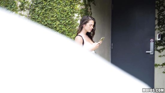 Подглядел за красоткой и трахнул на кухне в её квартире