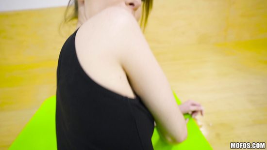 Мужик трахает в очко худосочную гимнастку в гетрах и снимает на видео