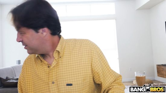 Пока отец занят работой девушка подставляет щель для члена негра