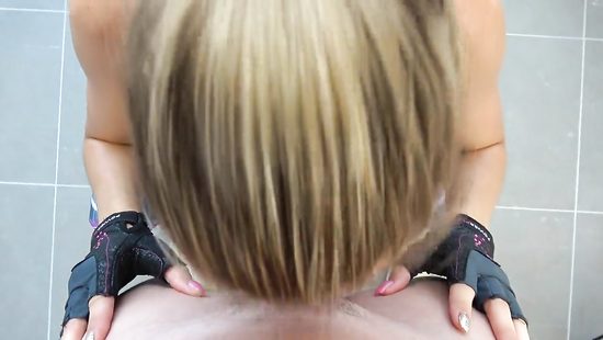 Спортсменка в тренажерном зале стоя раком удовлетворяет своего тренера