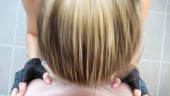 Спортсменка в тренажерном зале стоя раком удовлетворяет своего тренера