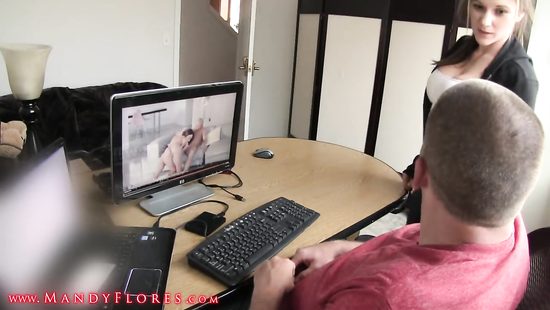 Секретарша в кабинете отсосала мужику член и дала себя трахнуть на столе