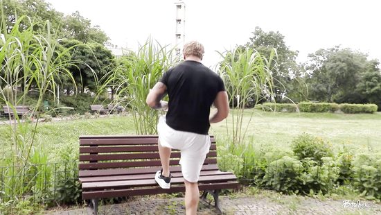 Спортсмен и страстная блондинка в чулках развлекаются на диване