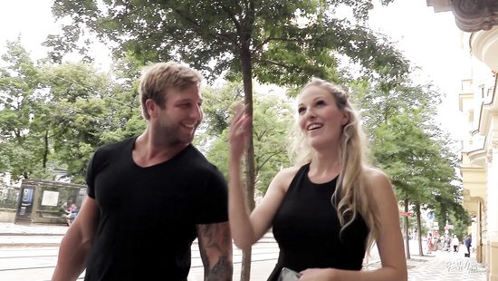 Спортсмен и страстная блондинка в чулках развлекаются на диване