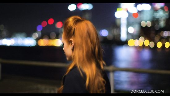 Барменша в подсобке раздвинула ножки перед мужиком и трахнулась с ним