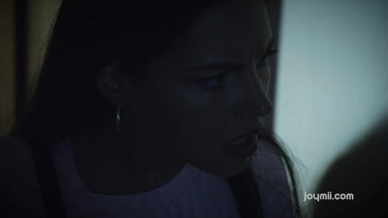 После завтрака красотка отсосала член и дала себя отыметь на диване