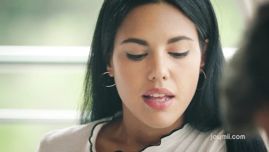 После завтрака красотка отсосала член и дала себя отыметь на диване