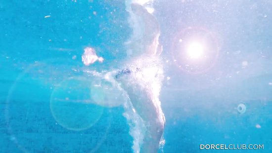 Стройная студентка во дворе надрочила член парня и дала себя отыметь