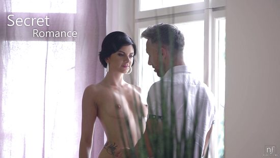 Длинноногая брюнетка подставляет пилотку на бархатном диване