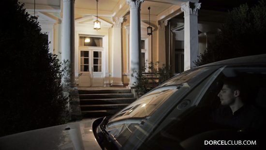 Хозяин зашел в комнату горничной и трахнул блондинку в чулках на кровати