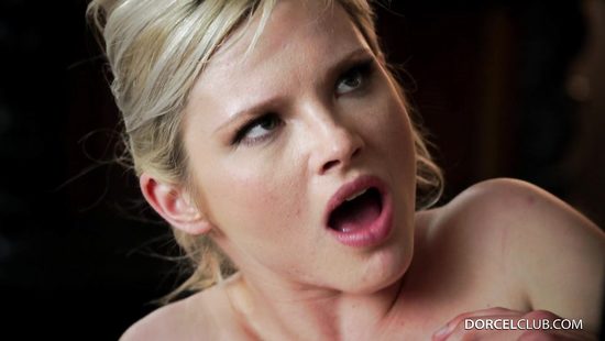 Горничная на столе в гостиной удовлетворяет своего пылкого хозяина