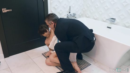 Молодая дочь дипломата совратила взрослого охранника на еблю в гостнице