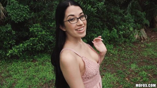 Очкастую студентку пикапер усадил на член и ловко выебал