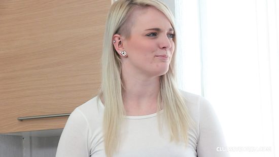 Блондинка на кухне взяла за щеку член своего бойфренда