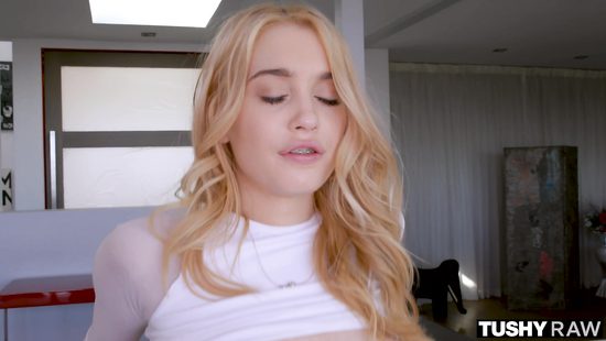 Любовник анально приласкал свою молоденькую шлюшку