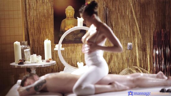 Массаж от шикарной красотки закончился окончанием на сиськи