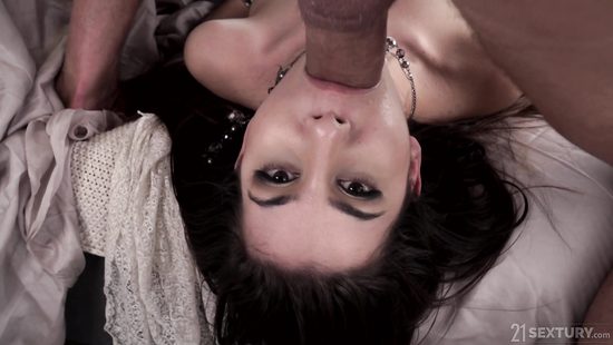 Супруг трахнул любимую жену глубоко в ротик и попку