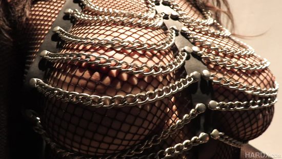 Азиатка любит когда любовник наполняет её дырочку густой спермой