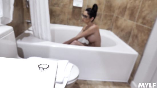 Зрелая пригласила молодого любовника для сексуальных утех